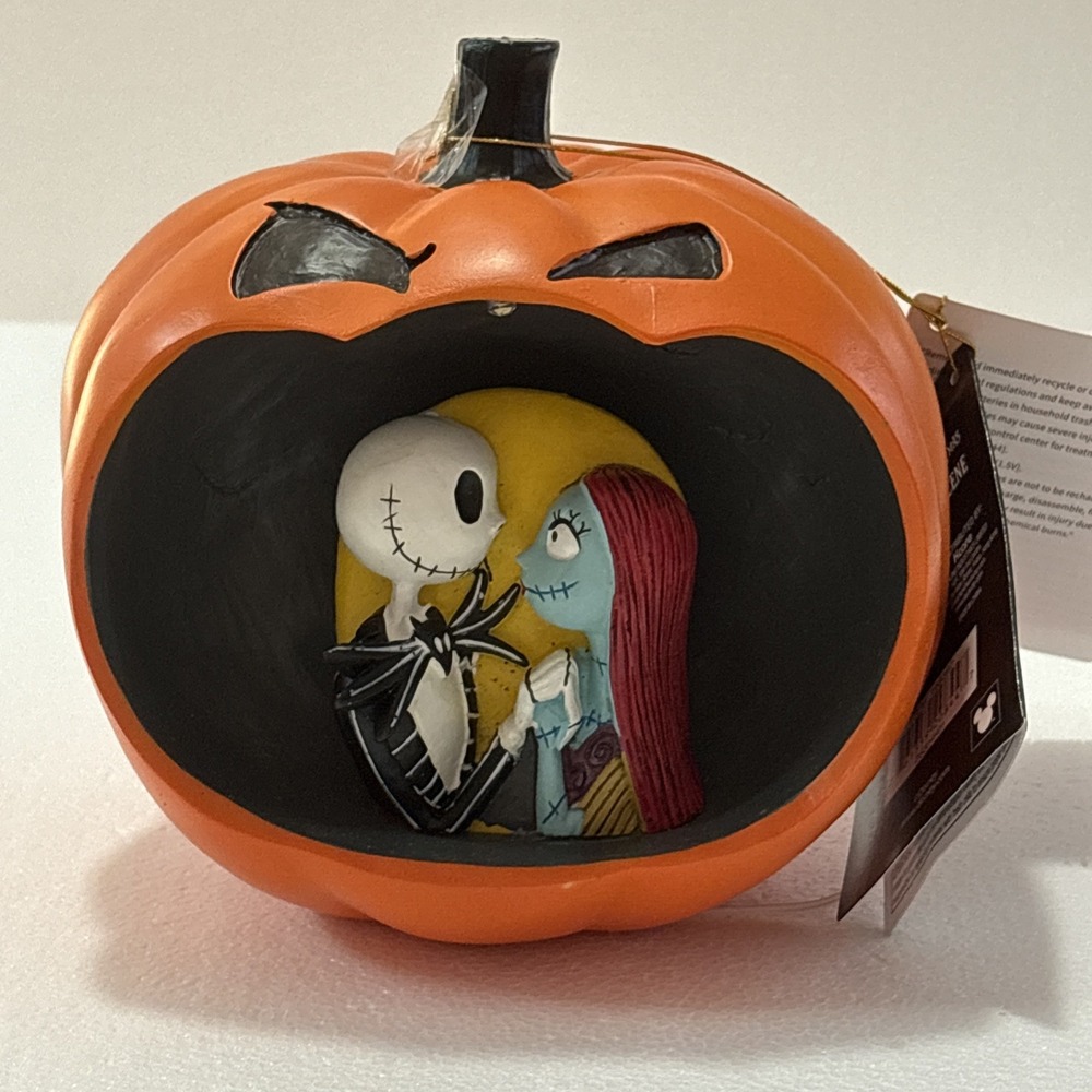 Nightmare Before Christmas Jack & Sally Skellington Light Up Pumpkin Scene‎